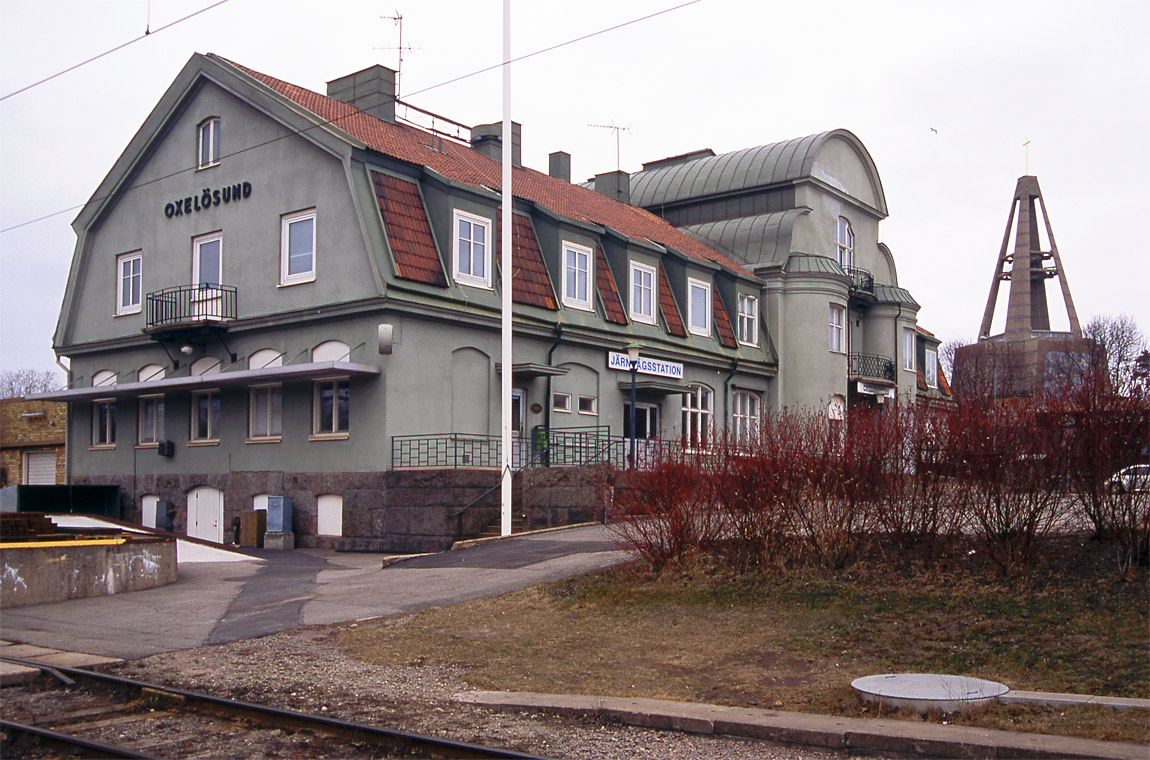 Bild: Stationshuset i Oxelösund 2003. Foto Markus Tellerup.