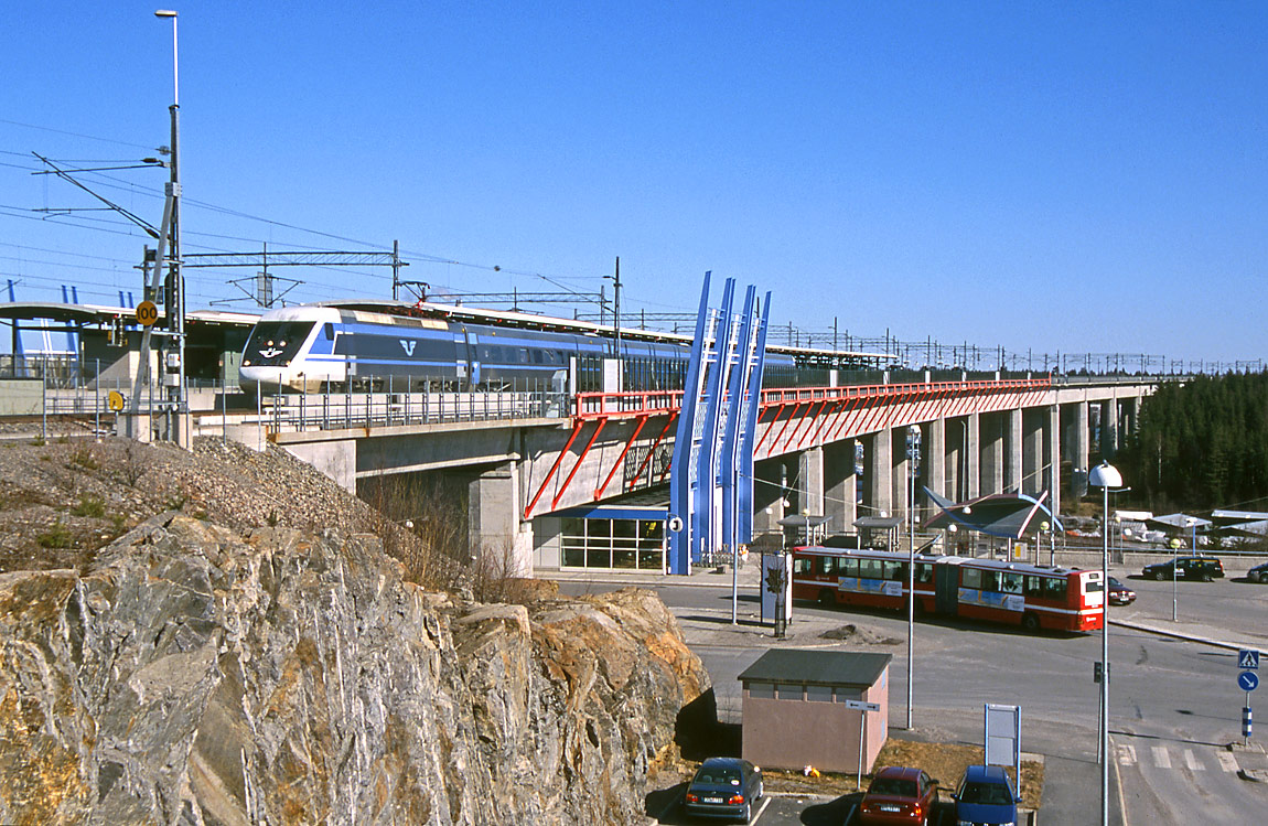 Stationen Södertälje syd övre i mars år 2000. Ett X2-tåg av kort modell (som vid denna tid trafikerade Svealandsbanan) gör uppehåll. Foto Markus Tellerup.