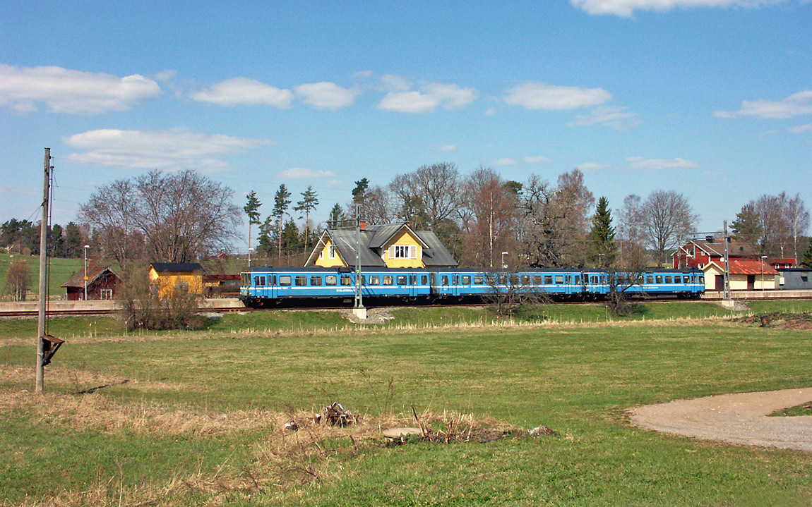 Tåg mot Stockholm inväntar avgång i Kårsta 2004. Foto Markus Tellerup.