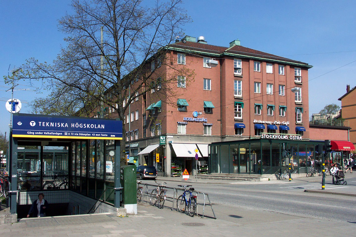 För den oinvigde kan det vara svårt att upptäcka Östra station i huset till höger. Till stationens anonymitet bidrar nog också att den anslutande tunnelbanestationen heter Tekniska högskolan. Foto i maj 2004, Markus Tellerup.