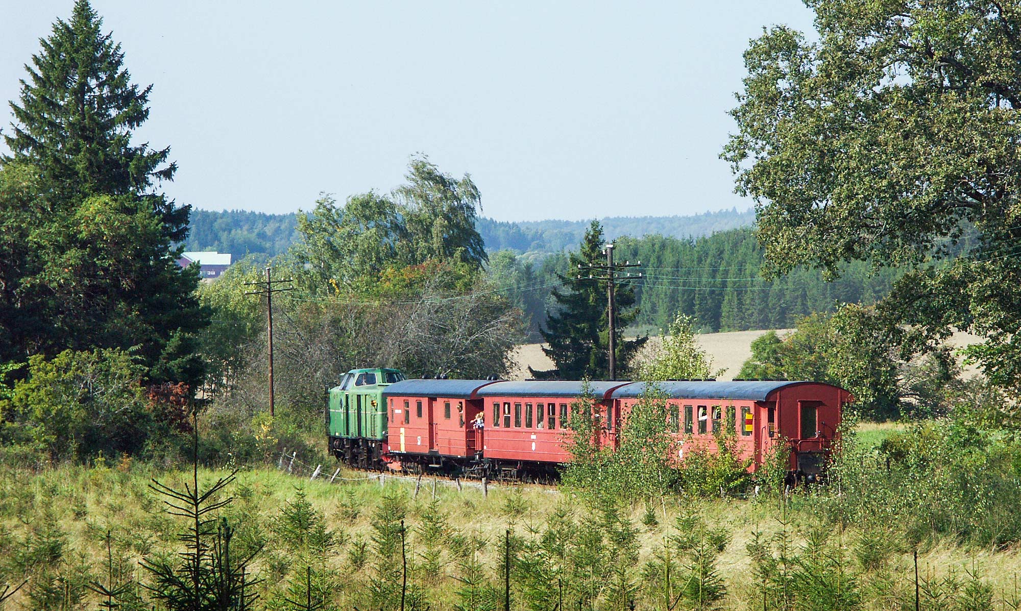 Tp-loket 3515 med persontåg mot Uppsala mellan Marielund och Bärby 2004