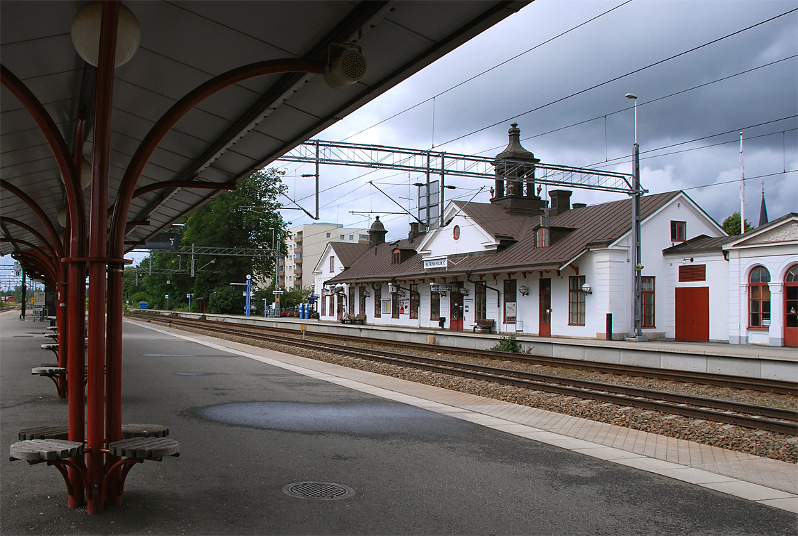 Stationen i Katrineholm 2007. Samhället uppstod tack vare järnvägen - symboliskt nog är också stationshuset från 1862 stadens äldsta byggnad. Foto Markus Tellerup.