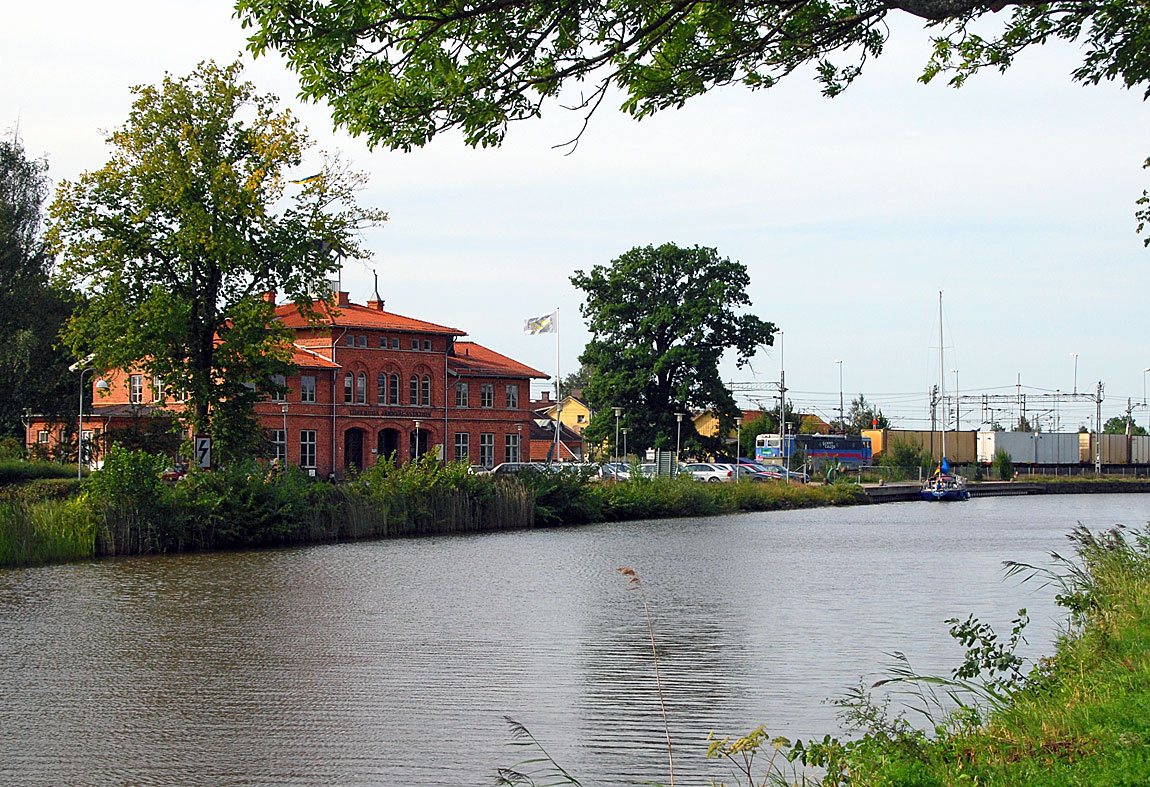 Göta kanal och stationshuset i Töreboda i augusti 2007. Foto Markus Tellerup.