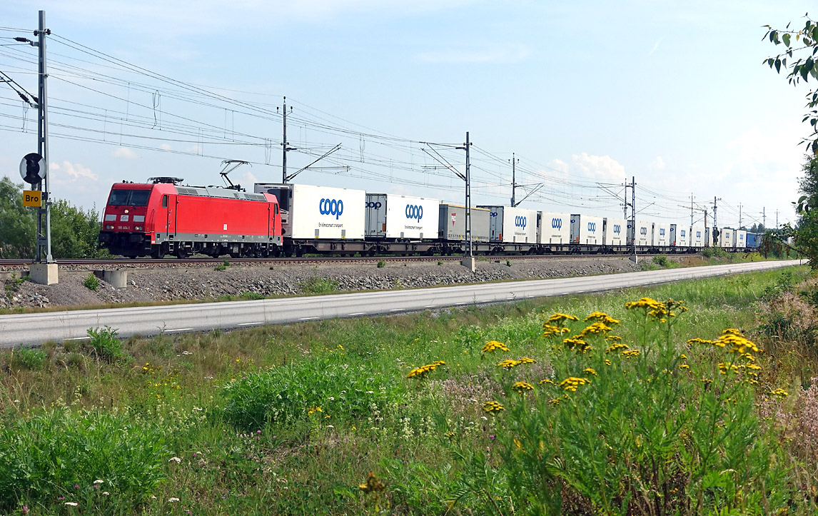 Det dagliga tåget från Coops varulager har just startat sin resa från Bro ned till Helsingborg den 29 juli 2014. Tåget kördes då av TX Logistik, denna dag med ett lok typ 185 inhyrt från DB Schenker Rail. Foto Markus Tellerup.