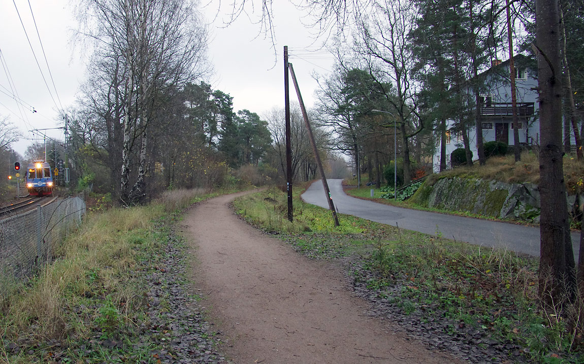 Näsbyparkslinjen genom Djursholm präglas av dess lummighet och stora villor. Mitt i bild syns den gamla linjen mot Eddavägen, numera gångstig. Foto 2014, Markus Tellerup.