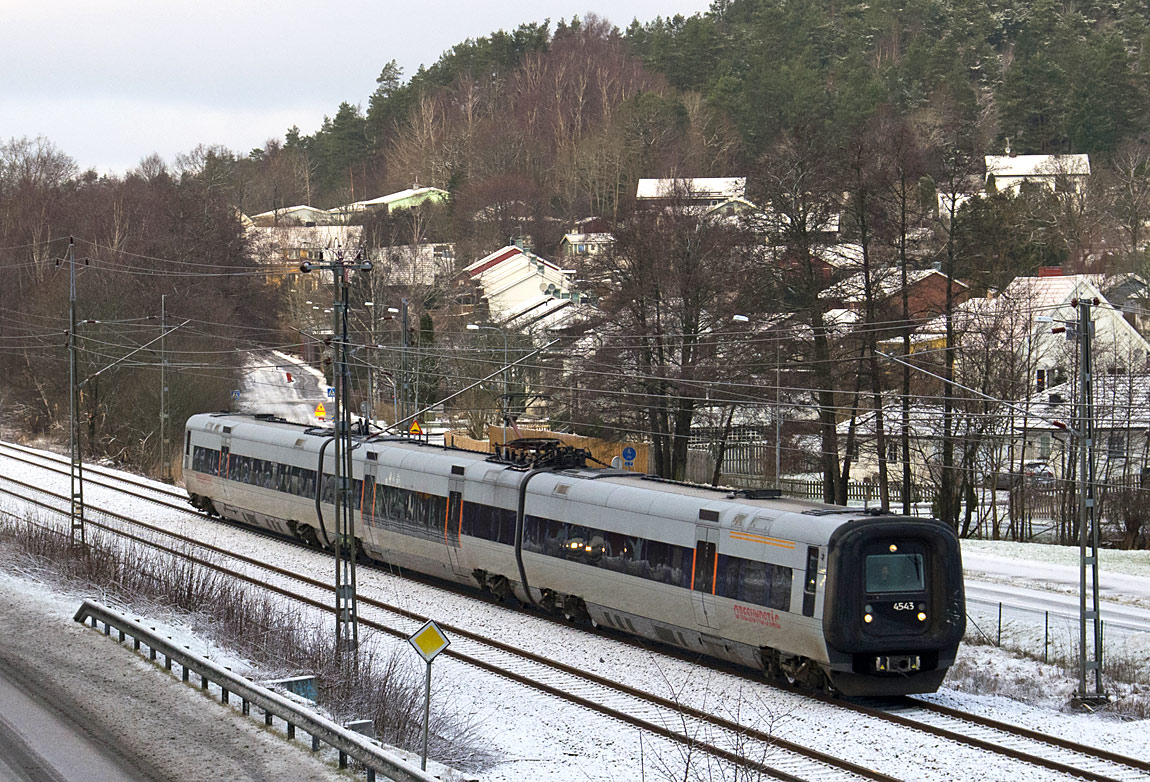 Ett Öresundståg Göteborg-Helsingör (X32K 4343) passerar Lindome söder om Göteborg i december 2014. Foto Markus Tellerup.