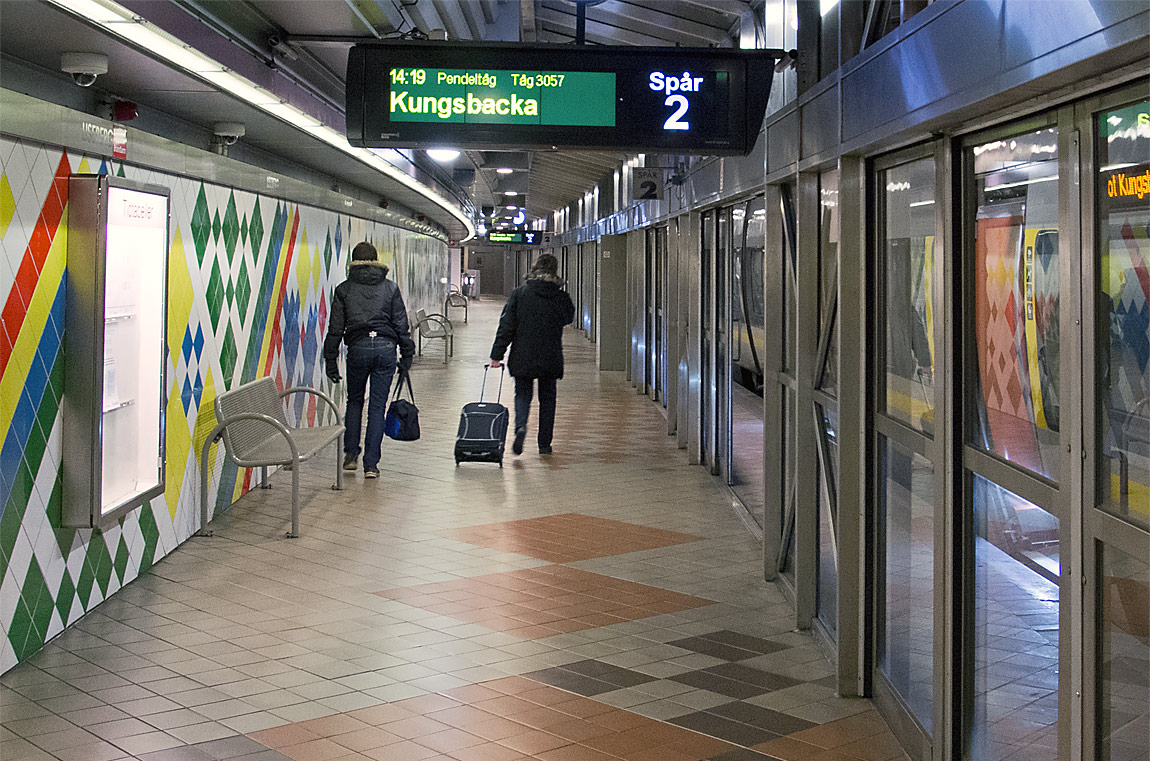 Lisebergs station öppnades 1993 och var då Sveriges första station med inglasade perronger mot spåren. Foto 2014, Markus Tellerup.