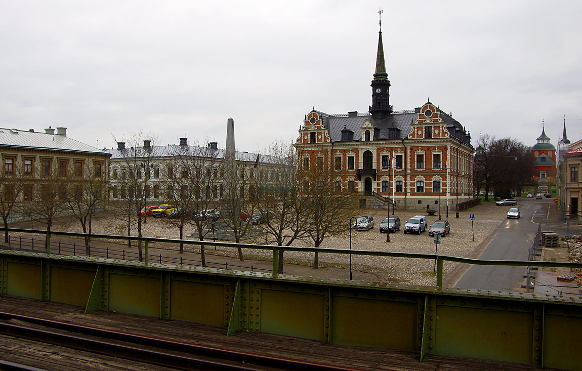 Ostkustbanan passerade fram till 1997 förbi centrala Söderhamn - här Rådhustorget. Viadukten och även själva spåret har bevarats som minnesmärke. Foto 2015, Markus Tellerup.