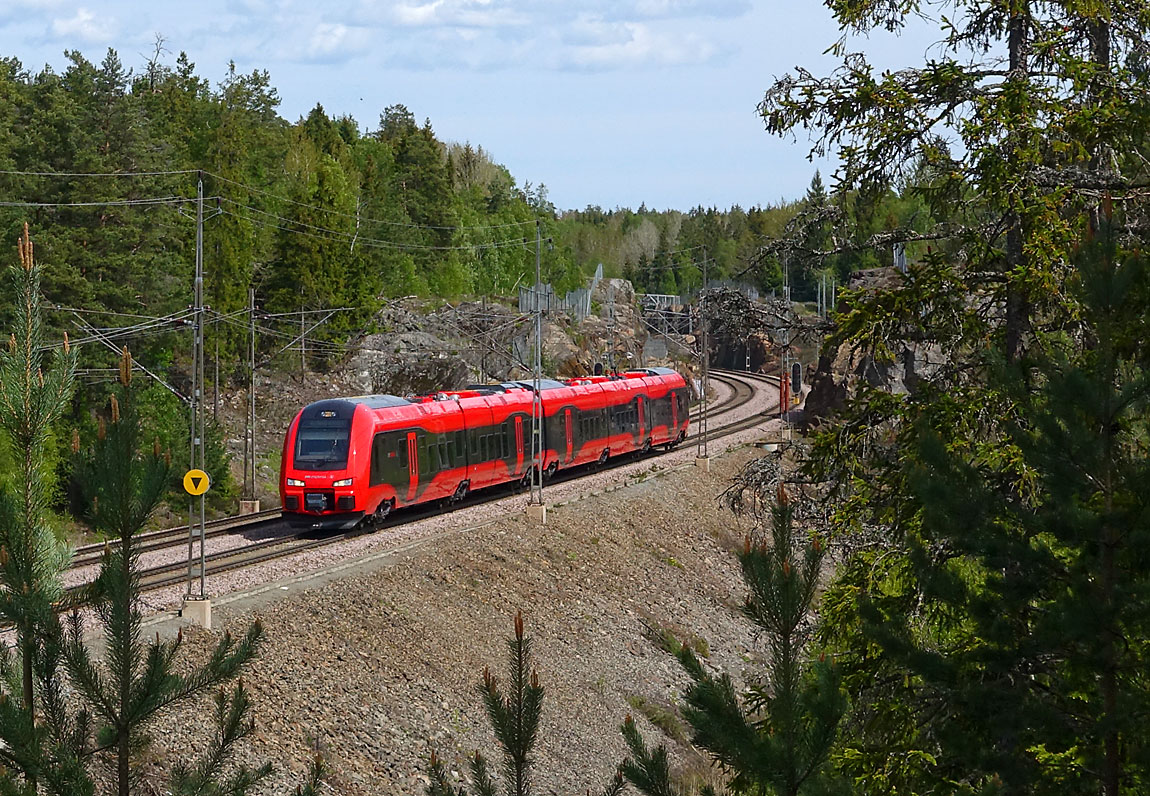 MTR Express X74 004 som tåg Stockholm-Göteborg på Grödingebanan mellan Björnkulla och Malmsjö den 24 maj 2015. Foto Markus Tellerup.