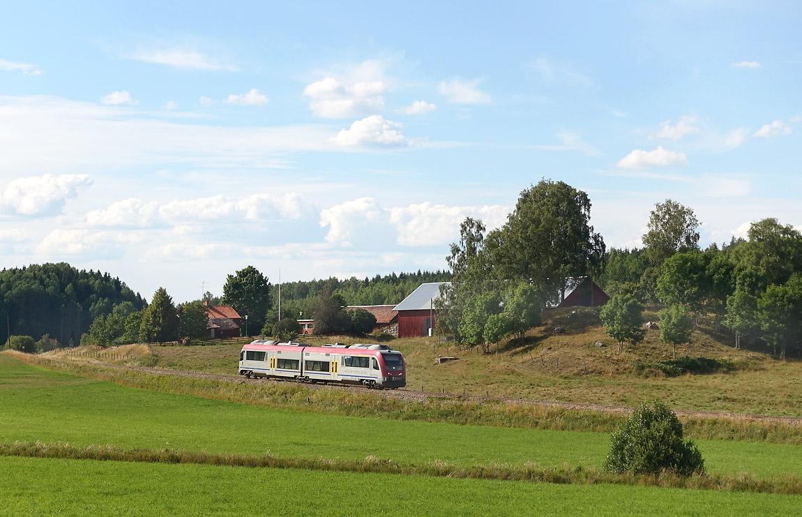Bild: Y31 1423 som tåg Linköping-Västervik närmar sig Mormorsgruvan en varm julidag 2016. Foto Markus Tellerup.