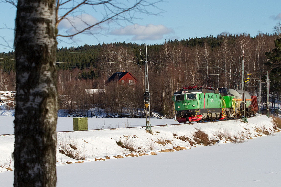 Ett godståg vid Hagge mellan Ludvika och Smedjebacken den 28 februari 2013. Foto Martin Oscarsson.