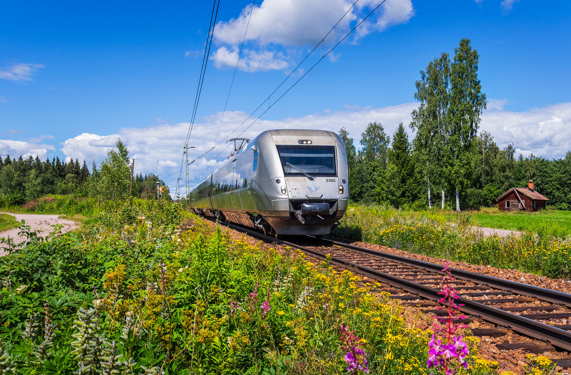 Bild: SJ snabbtåg Falun-Stockholm i form av X55 3360 söder om Hedemora 18 juli 2016