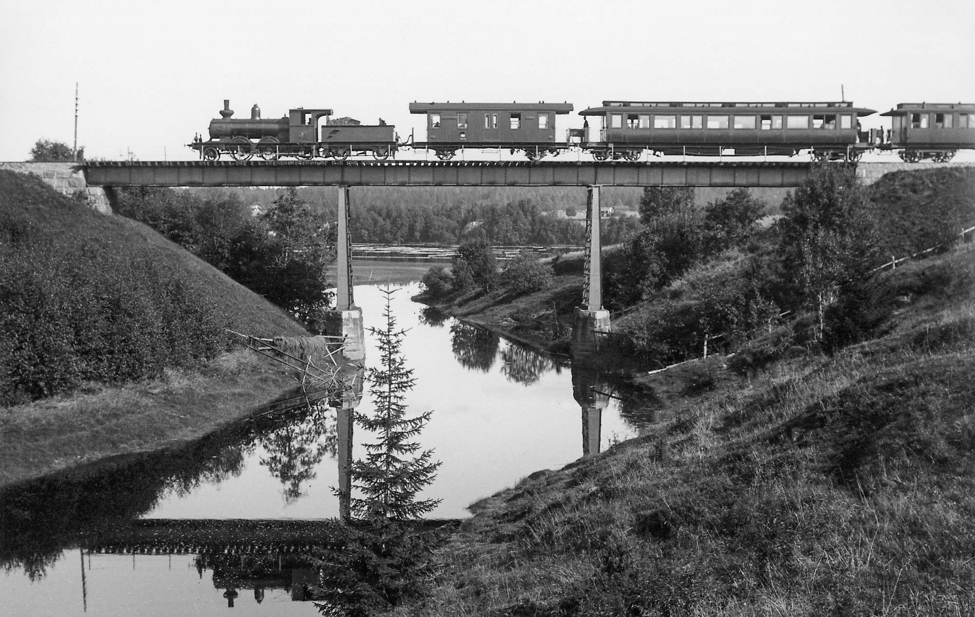 Bild: SDJ lok 9 med tåg på bron över Lustån söder om Hedemora 1910
