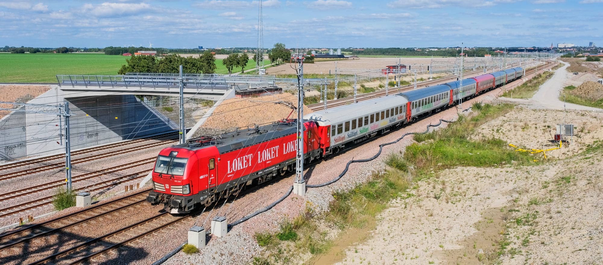 Bild: Snälltågets tåg Stockholm-Malmö i Hjärup söder om Lund 2023. Efter 193-loket går en Bmz som första vagn.