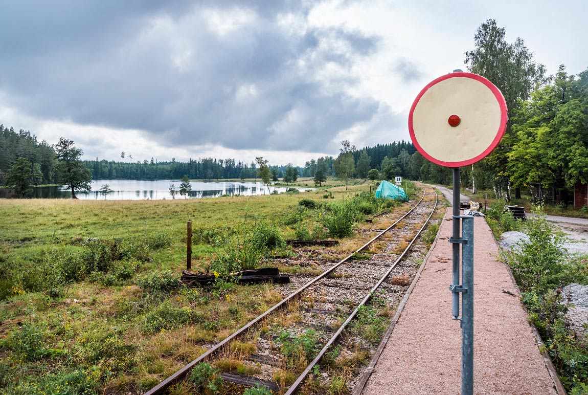 Bild: Hållplatsen i Högfors ligger vackert vid Dammsjön