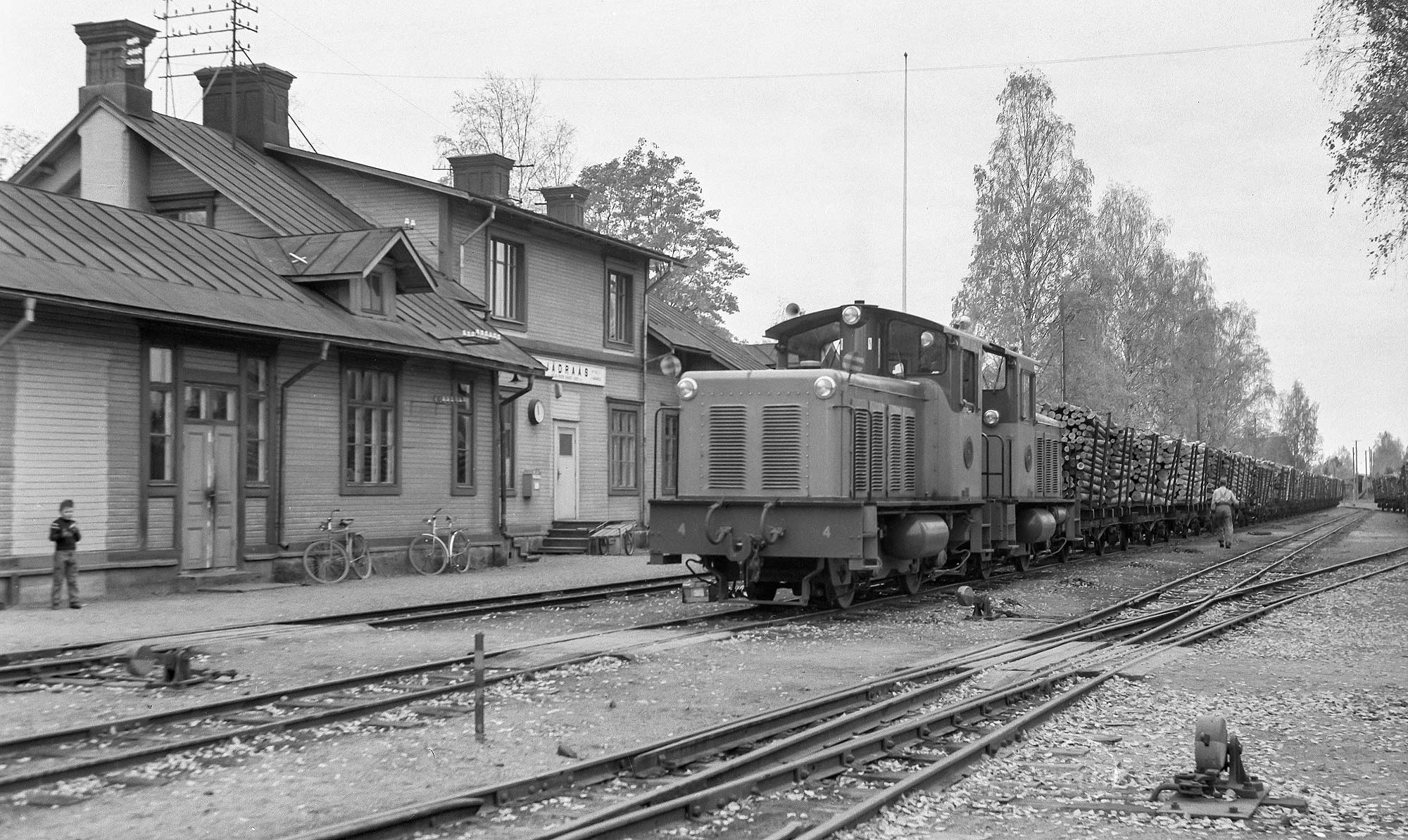 Bild: DONJ diesellok 4+3 med timmertåg i Jädraås 1958