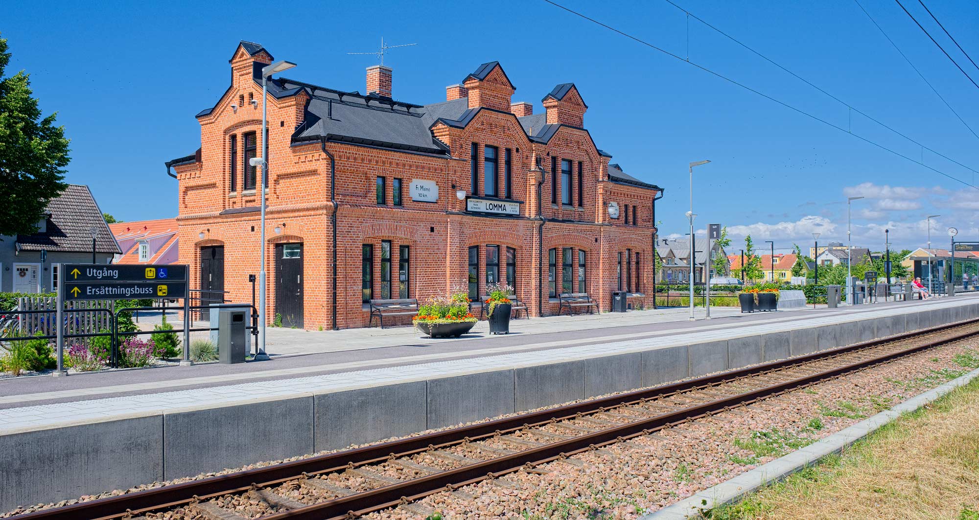 Bild: Det snyggt renoverade stationshuset i Lomma 2022