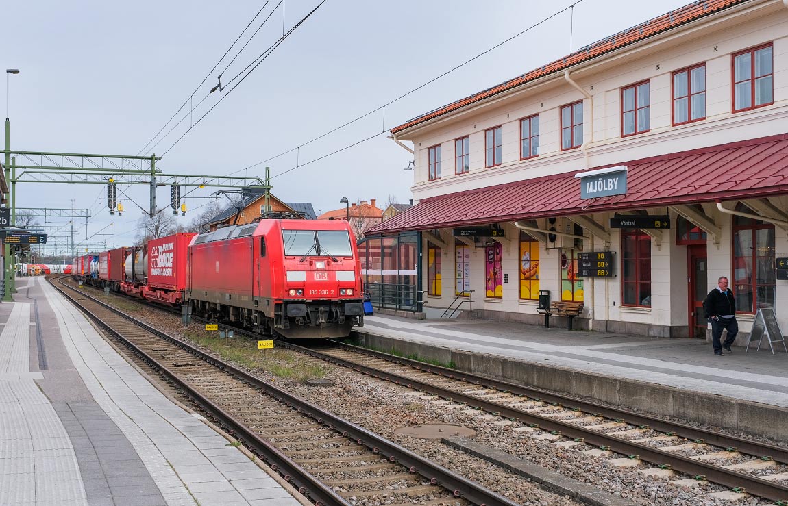 Bild: Ett godståg draget av ett 185-lok passerar stationen i Mjölby i april 2022