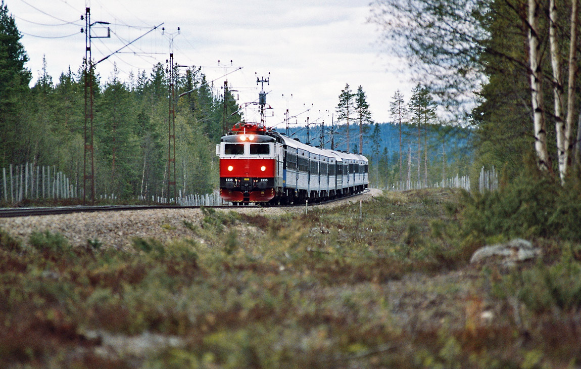 Ett av Connex nattåg vid Jörn den 30 maj 2005. Loket är SSRT Rc6 1335. Foto Jonatan Rydberg.