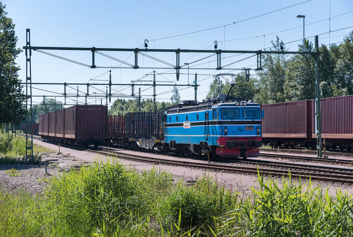 Bild: Ett tomt timmertåg med ett Hector Rail 161-lok som dragare inväntar avgång i Skoghall 13 juni 2016