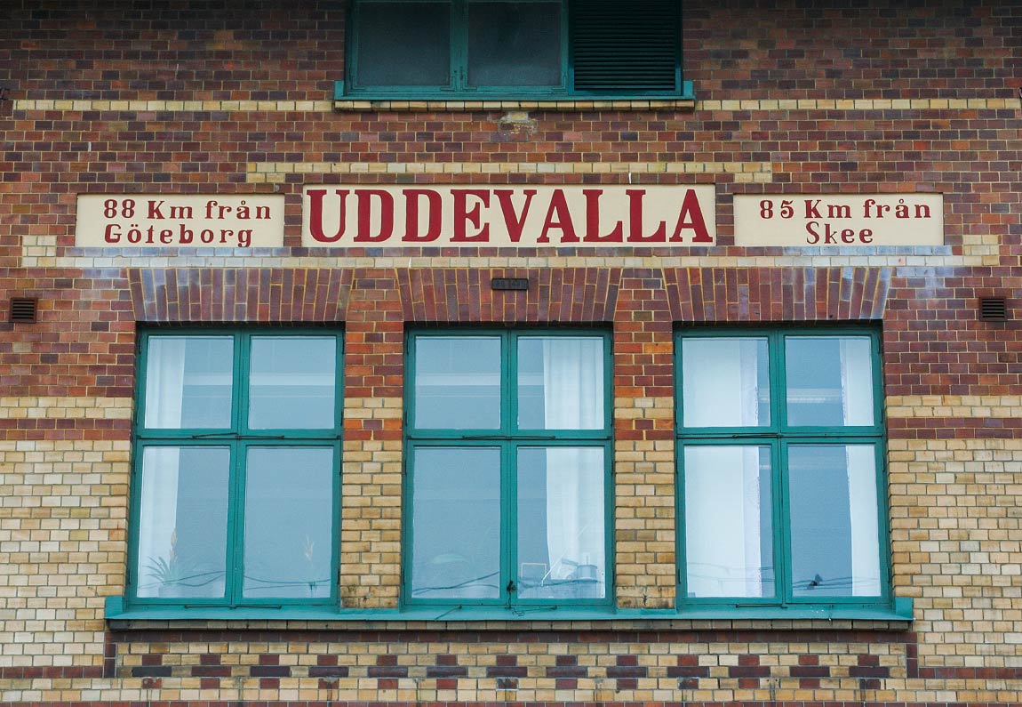 Texten på stationshuset i Uddevalla ger en järnvägshistorisk glimt - när huset byggdes 1903 var Skee tänkt som tillfällig slutstation för järnvägen till Norge och banan till Strömstad en sidolinje