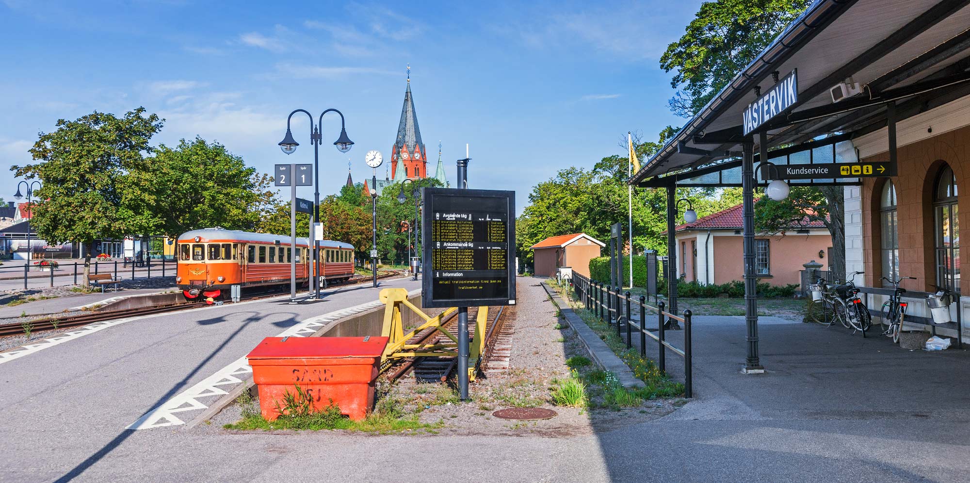 Bild: Smalspårets tåg mot Hultsfred inväntar avgång i Västervik 2014