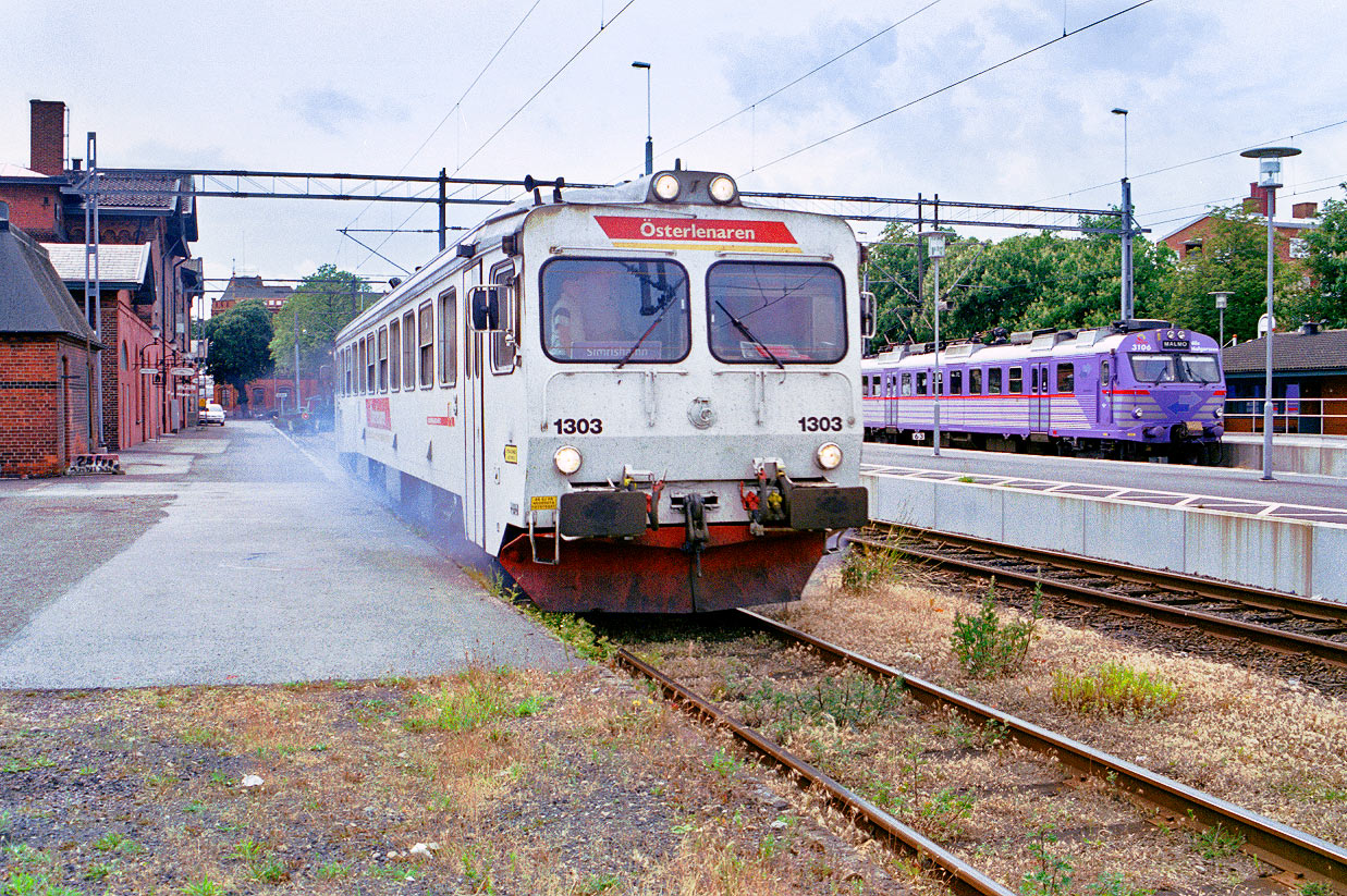 Bild: Det sista dieseltåget lämnar Ystad 14 juni 2003. Röken kommer från knalldosor som lagts på spåret.