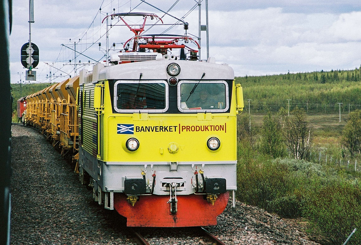 Bild: Ett ELL-lok med makadamtåg i Harrå 2003