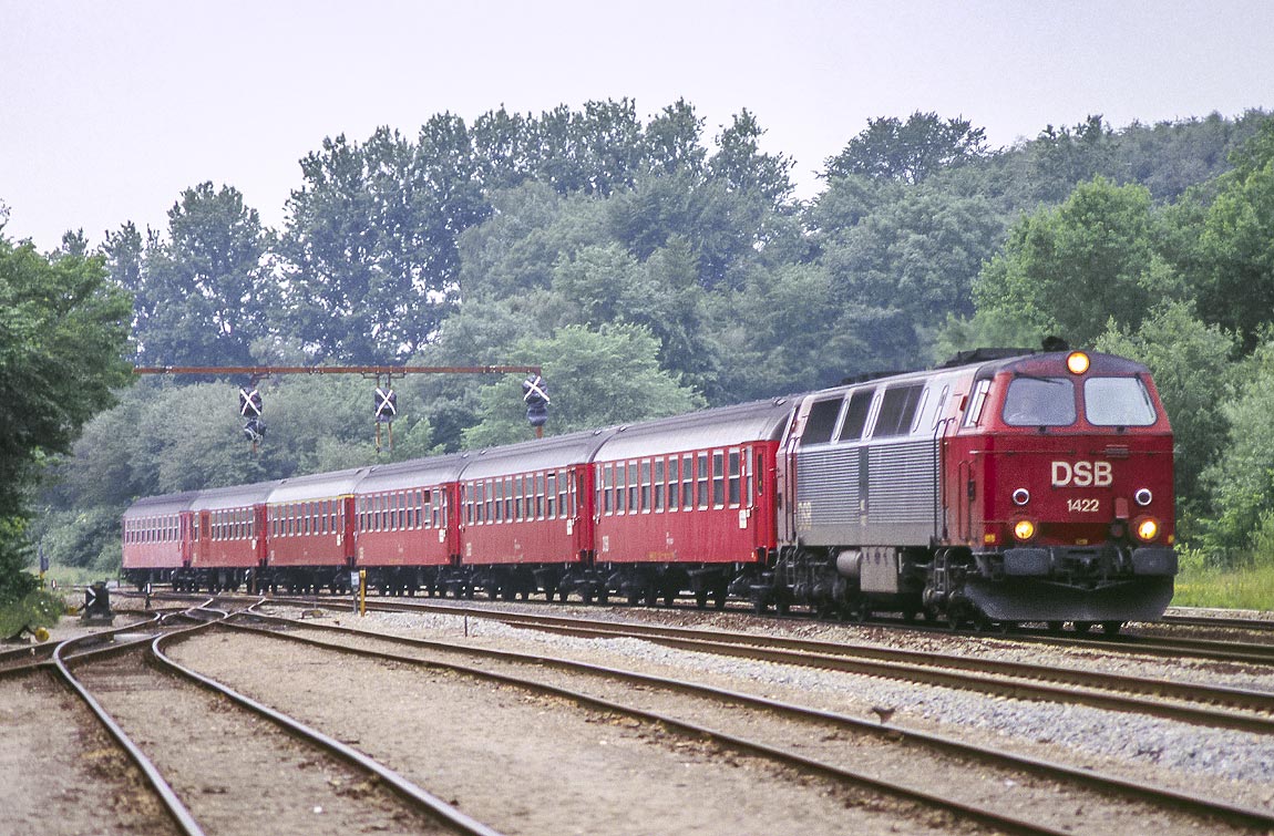 Bild: DSB MZ 1422, ett lok i den första serien av MZ-lok, med persontåg i Hobro 1993