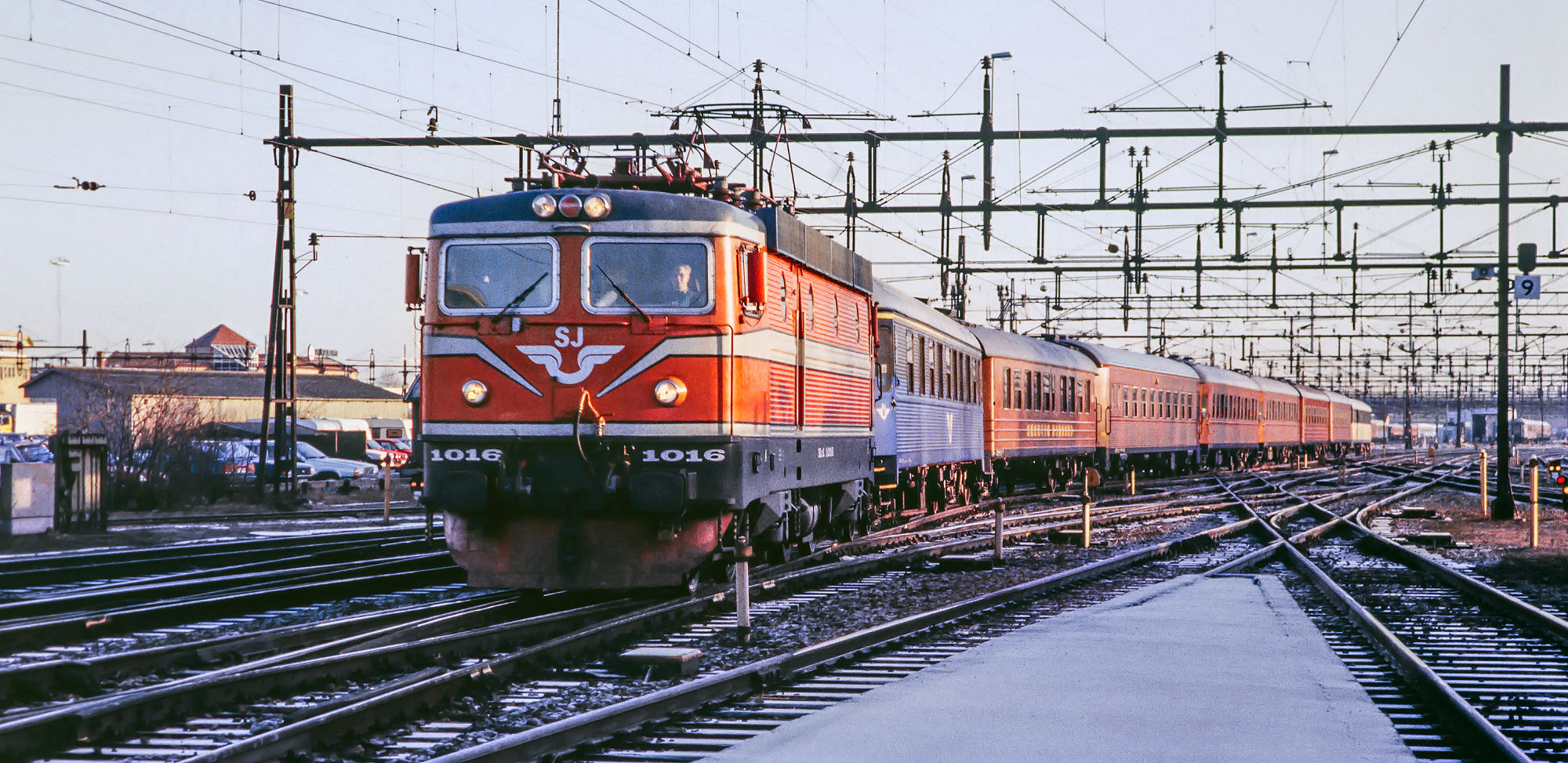 Rc1 1016 med tåg 893 Storlien-Malmö ankommer Malmö C 21 december 1993