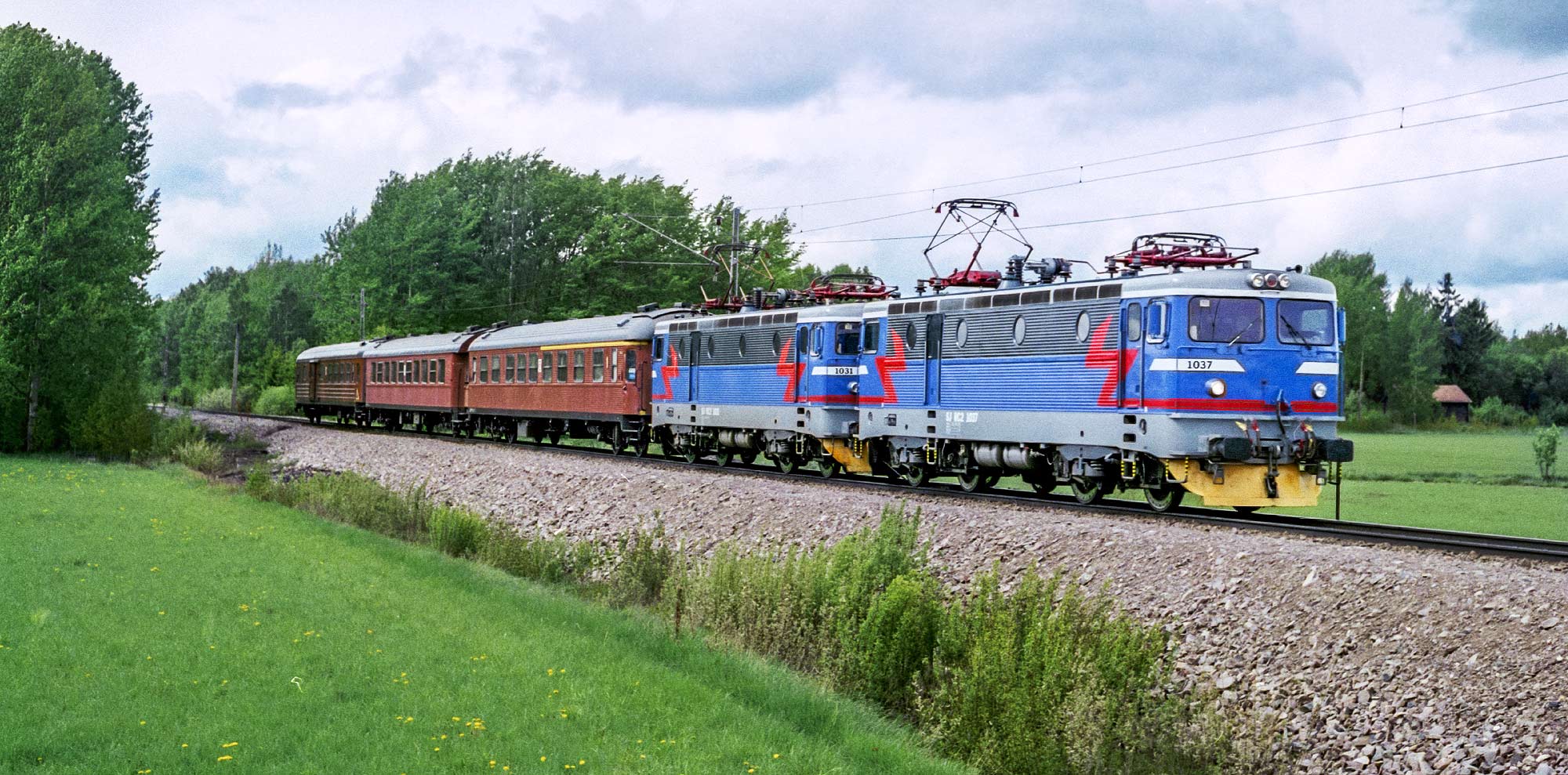 Bild: Rc2 1037+1031 med tåg vid Kungsgården 1990