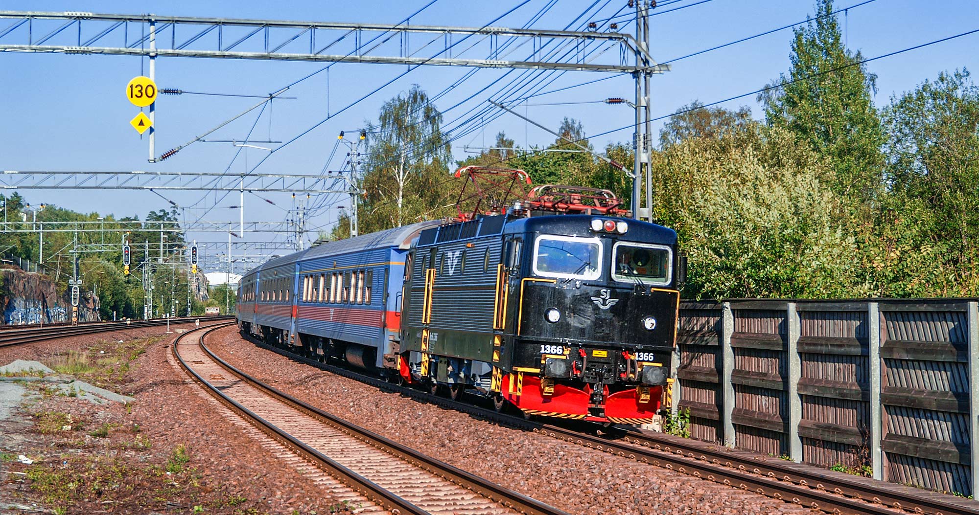 Bild: Rc6 1366 med tåg vid Järna 2006
