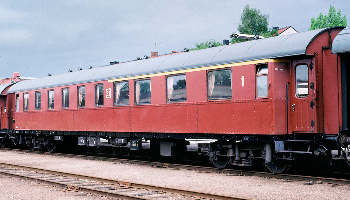 Bild: SJ AB7 3213 (nitad version) som museivagn i Ronneby 1989