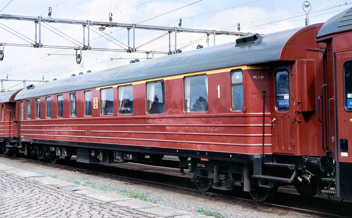 Bild: SJ AB7 3500 (helsvetsad version) i Karlskrona 1989