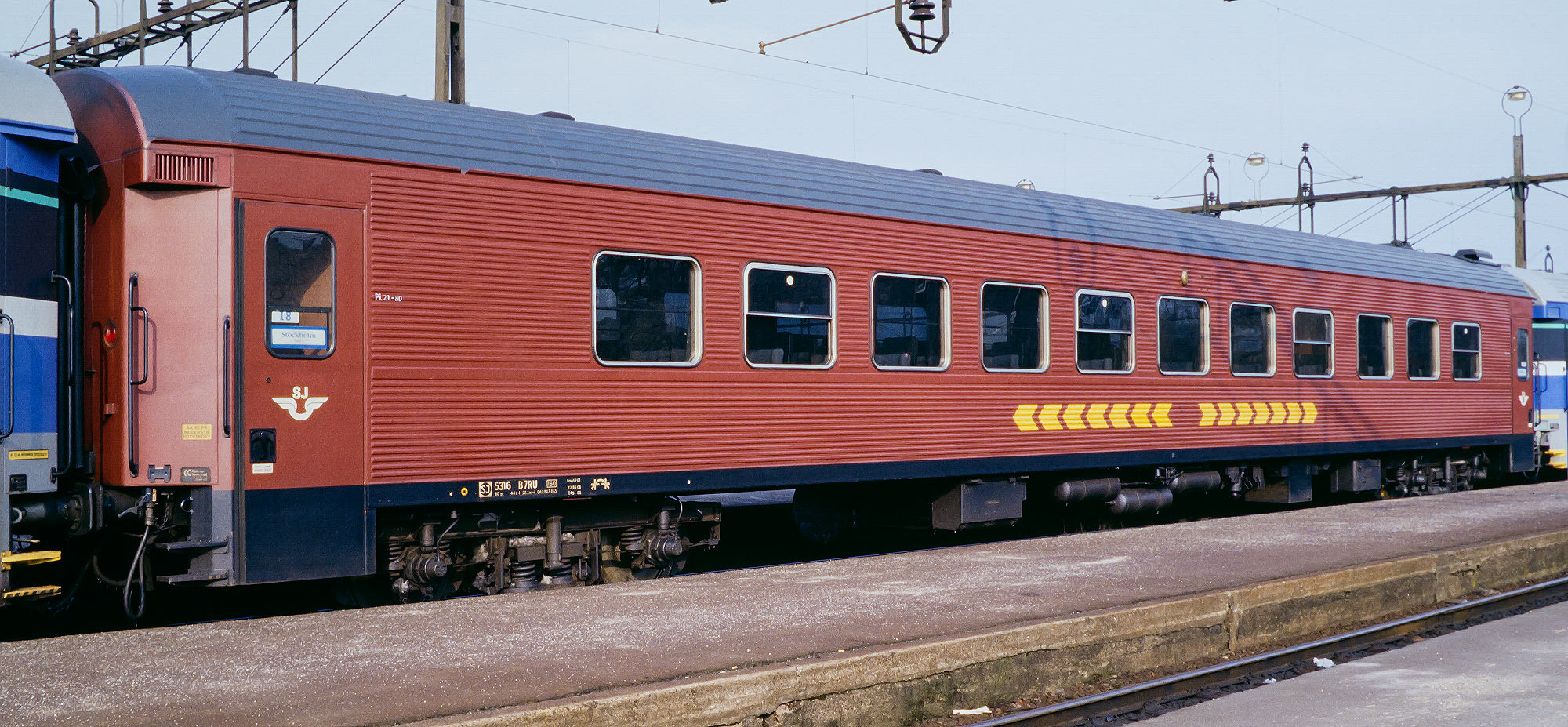 Bild: SJ B7RU 5316 i ursprunglig brun färgsättning i Malmö 1993 (pilarna tillkom dock under 1980-talet)