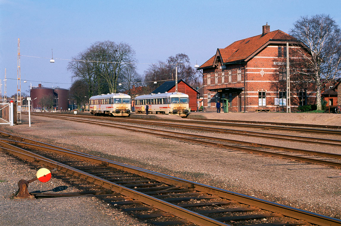 Bild: Y1 1303 som tåg 1454 Simrishamn-Ystad möter Y1 1341 som tåg 1363 Ystad-Simrishamn i Köpingebro 8 april 1994